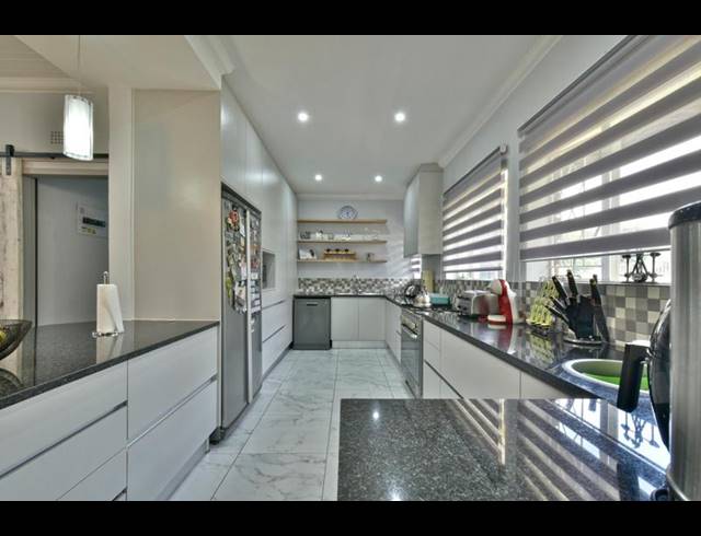 9 BEDROOM HOUSE FOR SALE IN BRACKENHURST